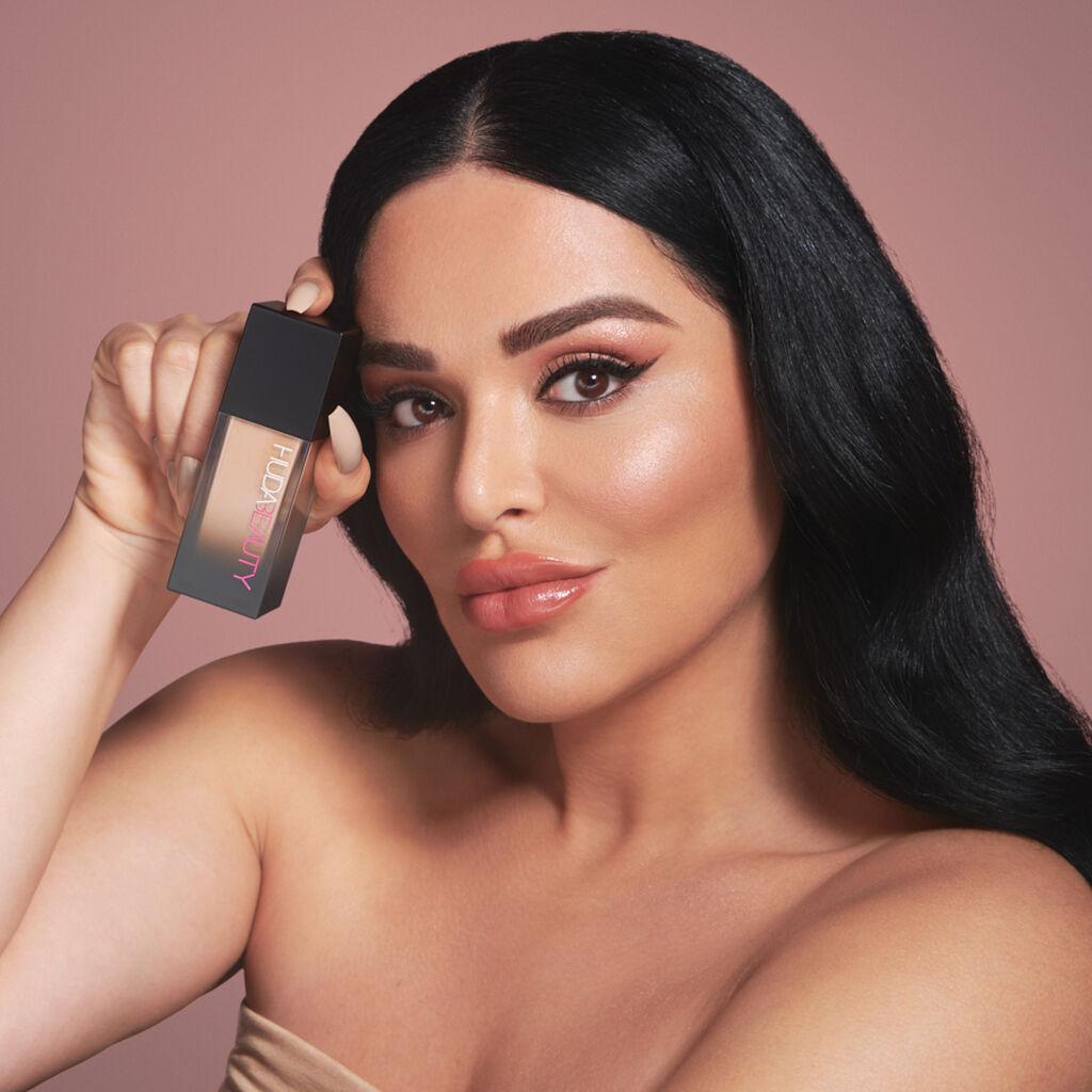 HUDA BEAUTY #FAUXFILTER LUMINOUS MATTE FOUNDATION(300 LATTE)
