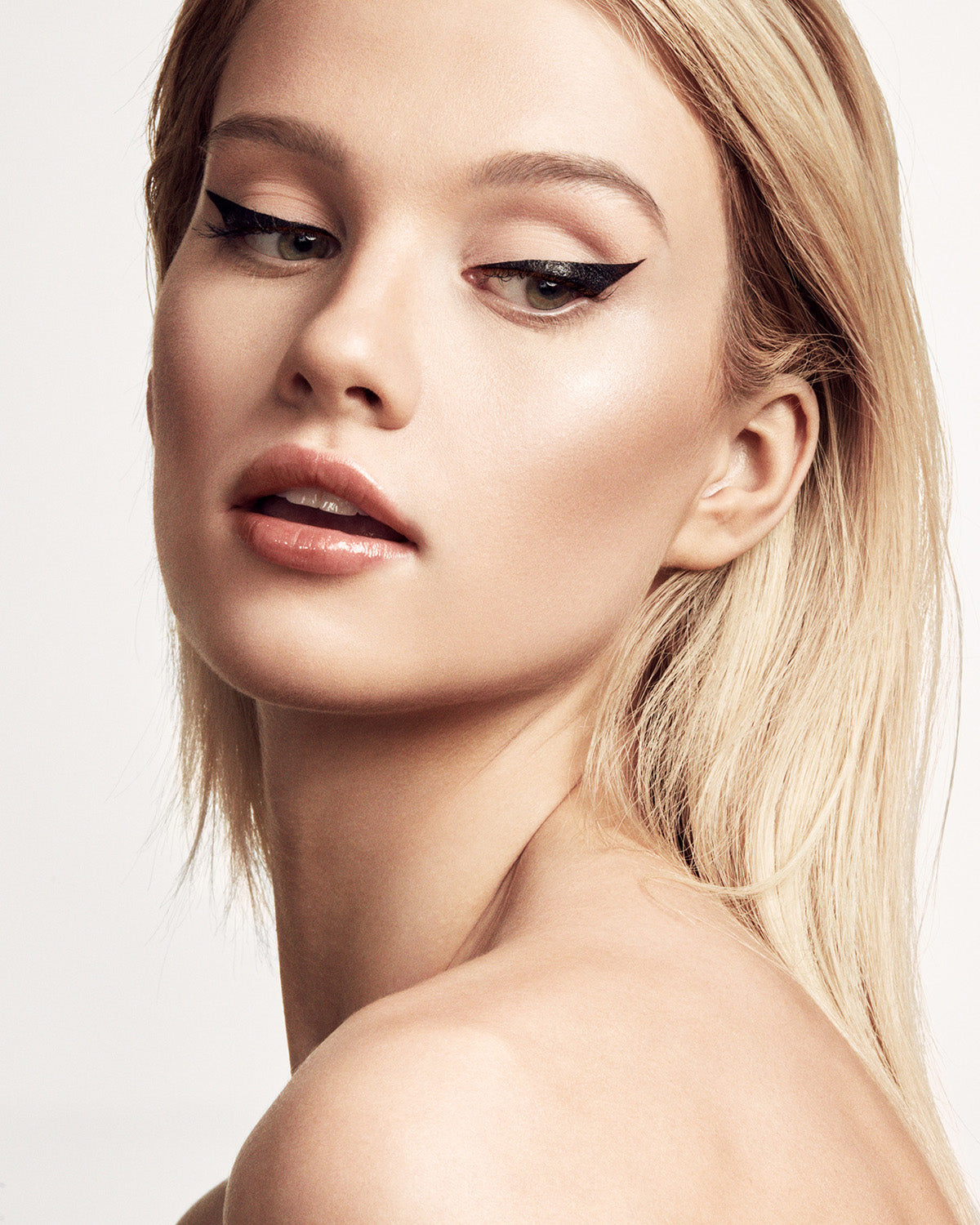 FENTY FYNLINER LIQUID EYELINER LONGWEAR  (BLACK)